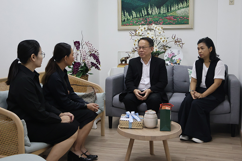 เช้าวันนี้ คุณพิรุณ ลายสมิต ผู้อำนวยการบริหาร APCD ให้การต้อนรับ นางสาวอิสริยาภรณ์ อาภรณ์รัตน์ และ นางจงกร สุวิกรม จากโรงเรียนจิตรลดา ณ สำนักงานของเรา