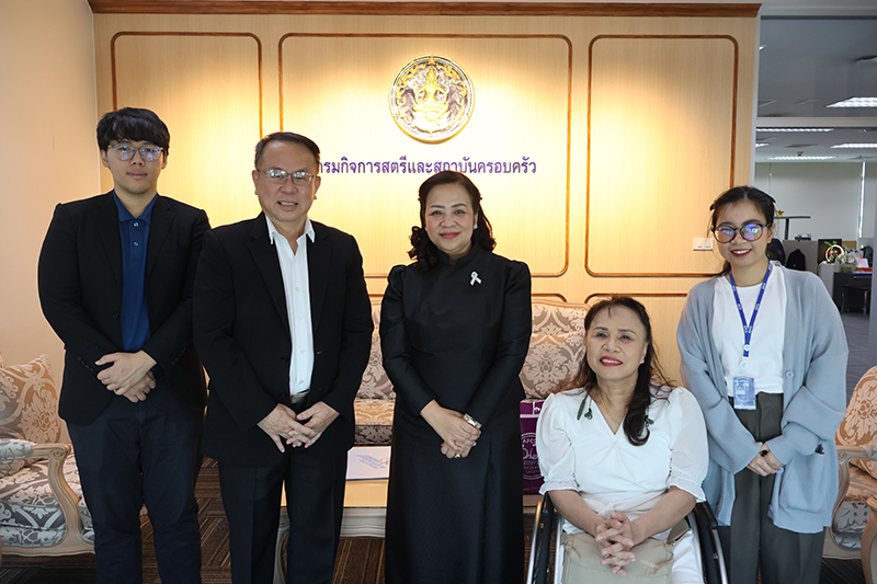 นายพิรุณ ลายสมิต ผู้อำนวยการบริหาร ศูนย์พัฒนาและฝึกอบรมคนพิการแห่งเอเชียและแปซิฟิก (APCD) นำทีมงาน APCD เข้าอวยพรปีใหม่ นางสาวจตุพร โรจนพานิช อธิบดีกรมกิจการสตรีและสถาบันครอบครัว
