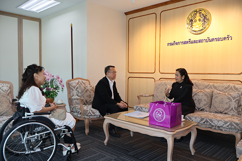 นายพิรุณ ลายสมิต ผู้อำนวยการบริหาร ศูนย์พัฒนาและฝึกอบรมคนพิการแห่งเอเชียและแปซิฟิก (APCD) นำทีมงาน APCD เข้าอวยพรปีใหม่ นางสาวจตุพร โรจนพานิช อธิบดีกรมกิจการสตรีและสถาบันครอบครัว