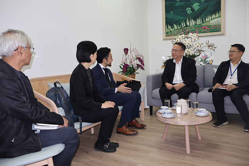 คุณพิรุณ ลายสมิต ผู้อำนวยการบริหาร APCD ให้การต้อนรับคณะผู้แทนจาก JICA ประกอบด้วย คุณ Rie Komahashi ผู้แทนอาวุโสที่ได้รับการแต่งตั้งใหม่ของสำนักงาน JICA ประเทศไทย และคุณ Ryoichi Kawabe ผู้แทนอาวุโสที่กำลังจะสิ้นสุดวาระการดำรงตำแหน่ง