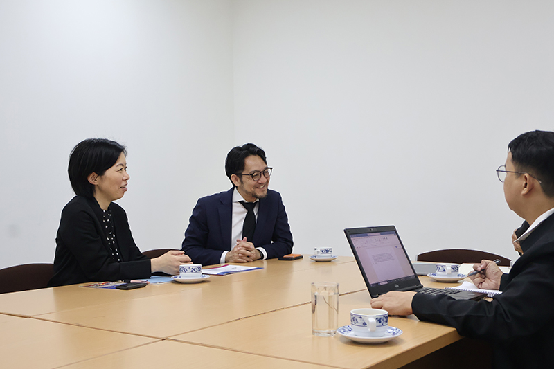 คุณพิรุณ ลายสมิต ผู้อำนวยการบริหาร APCD ให้การต้อนรับคณะผู้แทนจาก JICA ประกอบด้วย คุณ Rie Komahashi ผู้แทนอาวุโสที่ได้รับการแต่งตั้งใหม่ของสำนักงาน JICA ประเทศไทย และคุณ Ryoichi Kawabe ผู้แทนอาวุโสที่กำลังจะสิ้นสุดวาระการดำรงตำแหน่ง