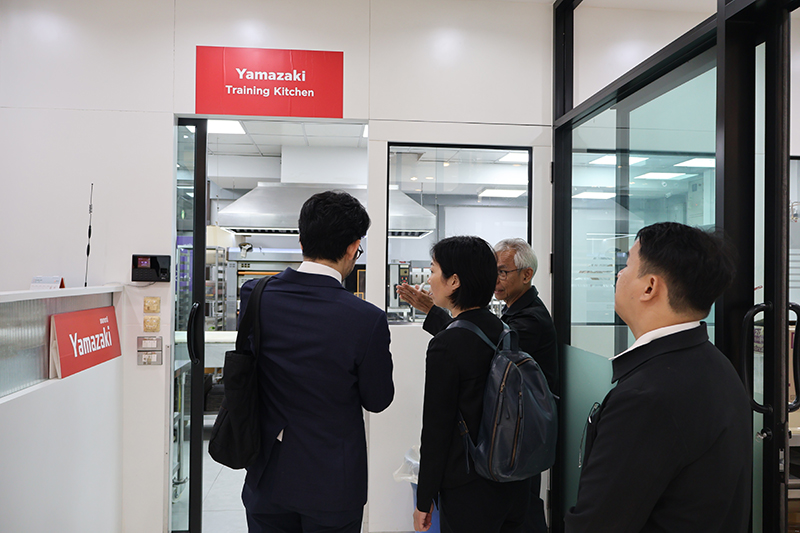 คุณพิรุณ ลายสมิต ผู้อำนวยการบริหาร APCD ให้การต้อนรับคณะผู้แทนจาก JICA ประกอบด้วย คุณ Rie Komahashi ผู้แทนอาวุโสที่ได้รับการแต่งตั้งใหม่ของสำนักงาน JICA ประเทศไทย และคุณ Ryoichi Kawabe ผู้แทนอาวุโสที่กำลังจะสิ้นสุดวาระการดำรงตำแหน่ง