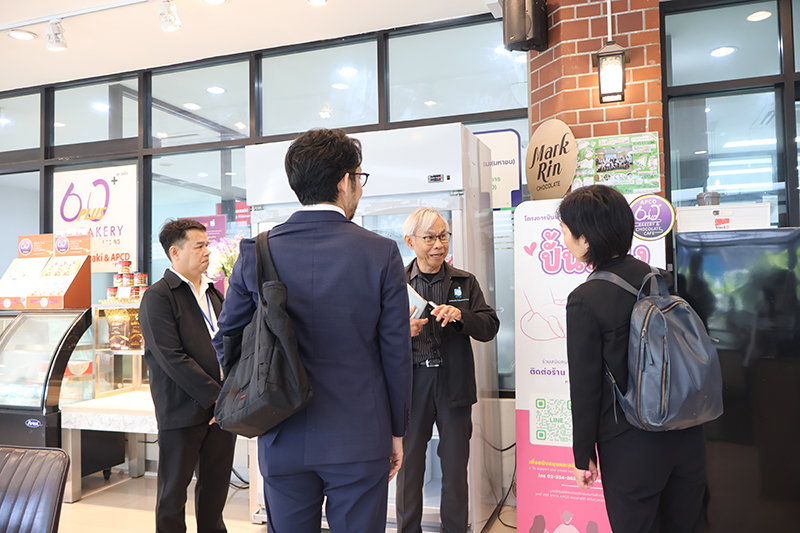 คุณพิรุณ ลายสมิต ผู้อำนวยการบริหาร APCD ให้การต้อนรับคณะผู้แทนจาก JICA ประกอบด้วย คุณ Rie Komahashi ผู้แทนอาวุโสที่ได้รับการแต่งตั้งใหม่ของสำนักงาน JICA ประเทศไทย และคุณ Ryoichi Kawabe ผู้แทนอาวุโสที่กำลังจะสิ้นสุดวาระการดำรงตำแหน่ง