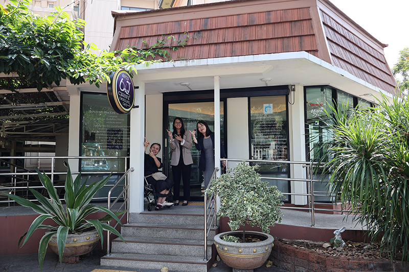 เจ้าหน้าที่สถานเอกอัครราชทูตญี่ปุ่นเยือน APCD เพื่อศึกษาการจ้างงานและสิ่งอำนวยความสะดวกสำหรับคนพิการ