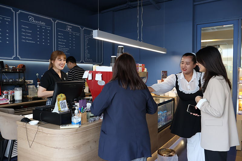 เจ้าหน้าที่สถานเอกอัครราชทูตญี่ปุ่นเยือน APCD เพื่อศึกษาการจ้างงานและสิ่งอำนวยความสะดวกสำหรับคนพิการ