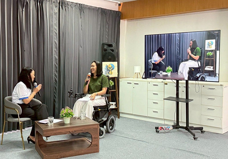 The event was full of laughter and good feelings with new two lovely radio program moderator, Khun Oui & Khun Am, as they both introduced the new radio program “Chat Near Noon.” The room was filled with smiles and laughter.
