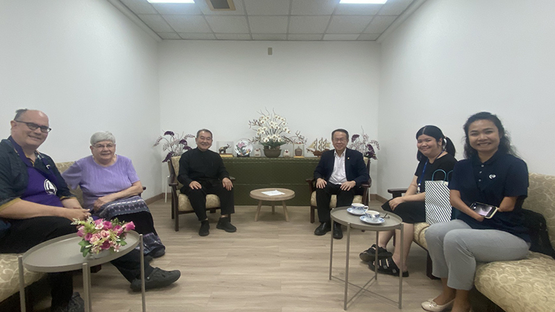 เอะ นิโนมิยะ อดีตผู้อำนวยการบริหาร APCD และคุณมาร์ซี่ นิโนมิยะ เยือน APCD