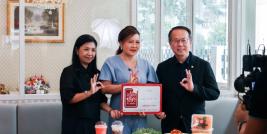 นายพิรุณ ลายสมิต และคุณวิไลเลขา สมปราชญ์ รับป้ายรับรอง "อร่อยเลิศกับคุณหรีด" สำหรับโครงการครัว 60 พลัส+