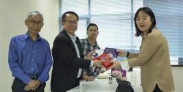 Ms. Kim Eun Jung, Manager of International Relations, DPI-Korea received APCD gifts, a boxset of chocolate bar made by individuals with disabilities form Mr. Piroon Laismit, APCD Executive Director. 