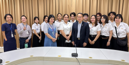 A group photo was taken highlighting social undergraduate students from Thammasat University and Kasetsart University, APCD Executive Director Mr. Piroon Laismit, and APCD staff.