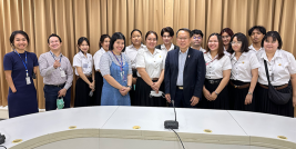 A group photo was taken highlighting social undergraduate students from Thammasat University and Kasetsart University, APCD Executive Director Mr. Piroon Laismit, and APCD staff.