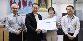 Mr. Piroon Laismit, APCD Executive Director, presented the certificate of completion and an appreciation letter to Ms. Menghan Wu (Valora), student intern from China.