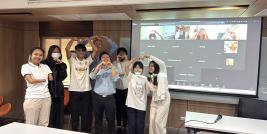 Picture 1: Group photo between guest lecture, teacher and students.