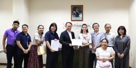 ภาพที่ 1: ภาพหมู่โดยมีนายพิรุณ ลายสมิต ผู้อำนวยการบริหาร ศพอ. Ms. Isabella Gacono และเจ้าหน้าที่ ศพอ. พร้อมมอบประกาศนียบัตรรับรองการสำเร็จการฝึกงาน