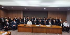 ภาพหมู่ผู้เข้าประชุม โดยนางสาวศุภอนงค์ ปัญญาสิริมงคล ผู้พิทักสิทธิ์ผู้พิการทางออทิสติกจาก ศพอ. ยืนคนที่ 6 จากขวาแถวหลัง