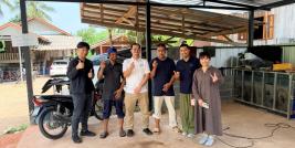 ภาพถ่ายร่วมกันระหว่างคณะทำงานโครงการกับนายมูฮัมมาดี วาลีฮัซซาน (Job Coach) และคนพิการ 2 คน ณ สถานประกอบการคาร์แคร์ในจังหวัดยะลา