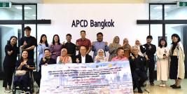 Group photo of students, project staff, group leader, APCD executive director and staff from APCD. 