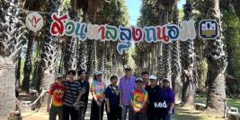 The group visited Suan Uncle Thanom Garden, a local community-based enterprise.    กลุ่มเยี่ยมชมวัดถ้ำแก้วและสวนตาลลุงถนอม โดยสวนลุงตาลเป็นการประกอบธุกิจในชุมชน
