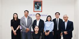 Picture 1: A group photo featuring (from left) Asst. Prof. Dr. Manasanan Namsomboon; Assoc. Prof. Dr. Sakdipan Tanwimonrat, Vice Dean for Administration; Mr. Piroon Laismit, Executive Director of APCD; Ms. Nongnuch Maytarjittipun (seated in a wheelchair); Ms. Wilailekha Somprach; Dr. Theeraphong Bualar, Lecturer at Burapha University; and Mr. Somchai Rungsilp.