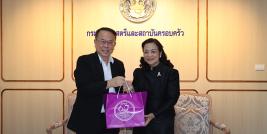 Mr. Piroon Laismit, Executive Director of the Asia-Pacific Development Center on Disability (APCD), led the APCD team in extending New Year greetings to Ms. Jatuporn Rojanapanich, Director General of the Department of Women's Affairs and Family Development.