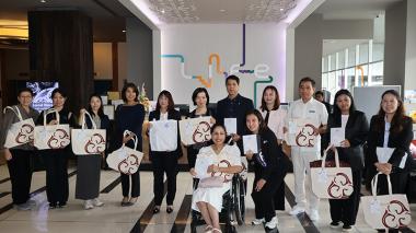 ภาพที่ 1: ภาพหมู่เริ่มจากคนที่สองจากทางด้านซ้าย คุณ Ikeuchi Ami - JOCV, คุณ Ichigi Akari - Representative, คุณ Sato Hiromi - Representative, คุณศิริวรรณ หวังธำรง, คุณ Komahashi Rie - Senior Representative, นงนุช เมธาจิตติพันธ์ (นั่งบนรถเข็นวีลแชร์), ดร.ทัศน์ชัย พัฒนโกศัย, คุณกาญจนา เรืองศิริวิชัยกุล, คุณอัษฎางค์ สุขวิเศษ, คุณวิไลเลขา สมปราชญ์ และ คุณนันทพร สิทธิเดชบริพัทธ - Project Officer