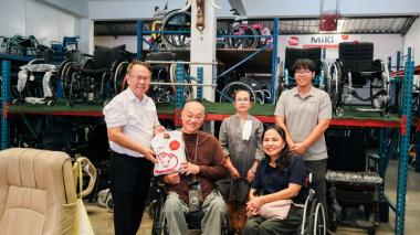 APCD staff led by Mr. Piroon Laismit present a souvenir to Mr. Vorayut Kijkool, Founder of Siam Nissin Co., Ltd. as a token of gratitude. 