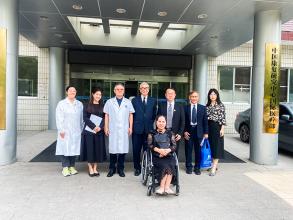 ภาพที่ 1: ภาพหมู่ประกอบด้วย คุณปริณดา คูสกุล (คนที่สองจากทางซ้ายของแถว), ดร.เตช บุนนาค (ตรงกลางของแถว), นายพิรุณ ลายสมิต (คนที่สามจากทางขวาของแถว), นายสมชาย รุ่งศิลป์ (คนที่สองจากทางขวาของแถว) และคุณนงนุช เมธาจิตติพันธ์ (ข้างหน้าและนั่งบนรถเข็น)