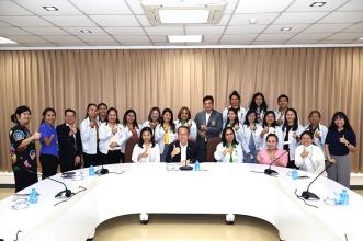 ภาพถ่ายหมู่คณะบุคลากรจากศูนย์การศึกษาพิเศษ มหาวิทยาลัยราชภัฏนครราชสีมา และเจ้าหน้าที่ ศพอ. 