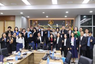 ภาพถ่ายหมู่ของคณะที่ปรึกษาโครงการกว่า 20 ท่าน จากหน่วยงานภาครัฐ ภาคเอกชน ภาคประชาสังคม และองค์กรคนพิการ สมาชิกคณะทำงาน และล่ามภาษาไทย-อังกฤษ
