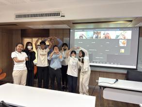 Picture 1: Group photo between guest lecture, teacher and students.