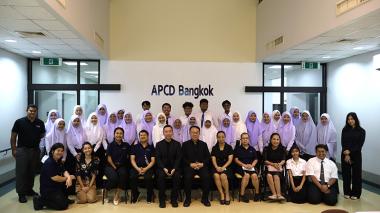 Photo1: A group photo of 42 study visit participants, including students, DVIFA staff, and APCD staff and student intern. 