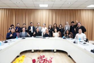 ภาพที่ 1: ผู้เข้าร่วมประชุมจากหน่วยงานภาครัฐ ภาคธุรกิจเอกชน องค์กรคนพิการ ESCAP พก. และ ศพอ. ร่วมถ่ายภาพหมู่ในการประชุมคณะกรรมการที่ปรึกษาการพัฒนาระบบ Job Coach ในประเทศไทย (Coordinating Platform) ครั้งที่ 1