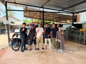ภาพถ่ายร่วมกันระหว่างคณะทำงานโครงการกับนายมูฮัมมาดี วาลีฮัซซาน (Job Coach) และคนพิการ 2 คน ณ สถานประกอบการคาร์แคร์ในจังหวัดยะลา