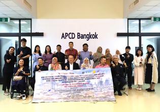 Group photo of students, project staff, group leader, APCD executive director and staff from APCD. 
