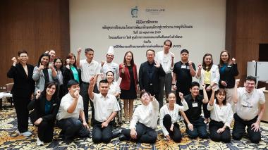 รูปภาพที่ 1: ภาพถ่ายร่วมระหว่างผู้เข้าอบรม และเจ้าหน้าที่ในการเปิดโครงการฝึกอาชีพด้านการโรงแรมและบริการอาหารสำหรับคนพิการ ประจำปี 2569