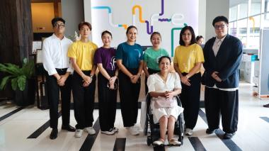 ภาพที่ 1 : รูปภาพหมู่ของทีมงานโรงแรมเซ็นทารา ไลฟ์ ศูนย์ราชการและคอนเวนชันเซ็นเตอร์ แจ้งวัฒนะ กับทีมงาน APCD