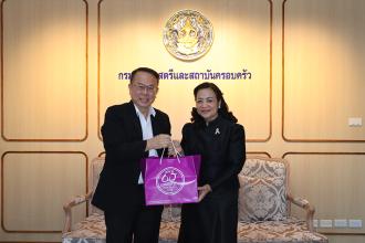 Mr. Piroon Laismit, Executive Director of the Asia-Pacific Development Center on Disability (APCD), led the APCD team in extending New Year greetings to Ms. Jatuporn Rojanapanich, Director General of the Department of Women's Affairs and Family Development.