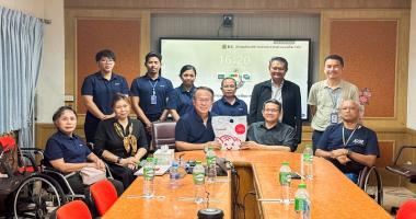 APCD ให้ของที่ระลึกแก่มูลนิธิพระมหาไถ่เพื่อการพัฒนาคนพิการ