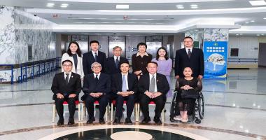 Picture 1: Back row starting from the left Ms. Yao Di, Mr. Ren Zhanbin, Mr. Somchai Rungsilp, Ms. Han Yongmei, Ms. Xu Ling, and Mr. Ma Litao. Front row starting from the left Mr. Varapote Chensavasdijai, Dr. Tej Bunnag, Mr. Cheng Kai, Mr. Piroon Laismit, and Ms. Nongnuch Maytarjittipun (seated in a wheelchair).