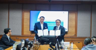 Mr. Piroon Laismit and Assoc. Prof. Dr. Sakdiphan Tanvimolrat hold up the signed MOU.
