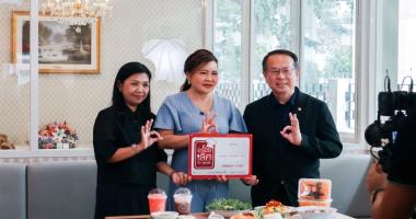 Mr. Piroon Laismit and Ms. Wilailekha Somprach receive the "Aroilert with Khunreed" seal of approval for the APCD 60+ Plus Kitchen Project.
