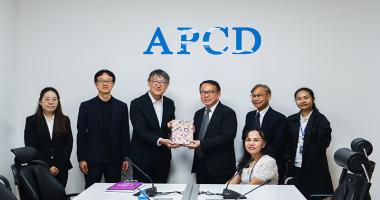 ภาพที่ 1: จากซ้ายไปขวา คุณนันทพร สิทธิเดชบริพัทธ, Mr. SAKUDO Shunsuke, Mr. KOBAYASHI Hiroyuki (ซ้าย) และนายพิรุณ ลายสมิต (ขวา) ถือของขวัญด้วยกันทั้งคู่, นายสมชาย รุ่งศิลป์, คุณนงนุช เมธาจิตติพันธ์ (นั่งบนรถเข็นข้างหน้า นายสมชาย รุ่งศิลป์) และคุณศิริพร ประเสริฐชาติ ตั้งท่าถ่ายรูปหมู่