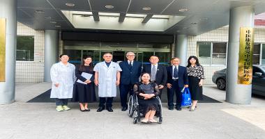 Picture 1: A group photo includes Ms. Prinda Khusakul (second person form the left of the row), Dr. Tej Bunnag (the middle of the row), Mr. Piroon Laismit (third person from the right of the row), Mr. Somchai Rungsilp (second person from the right of the row), and Ms. Nongnuch Maytarjittipun (at front and seated in a wheelchair)
