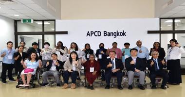 ผู้เข้ารับการอบรม พร้อมด้วยผู้แทน และเจ้าหน้าที่จาก Disabled Peoples’ International Korea (DPI-Korea) Transforming Community for Inclusion (TCI) Global  และ ศพอ.ร่วมถ่ายรูปหมู่ที่ระลึกในพิธีเปิดการฝึกอบรม