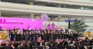 ภาพถ่ายหมู่ของคณะผู้จัดงานอย่างเป็นทางการบนเวทีในพิธีเปิดงาน แสดงถึงการเริ่มงานอย่างเป็นทางการ