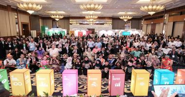 Group photo of VIP guests, the United Nations (UNDP, UNICEF, ILO) and corporate partners (Yayasan Sime Darby, Bursa Malaysia, Grab, Starbucks, Astro Awani), ASEAN OPDs’ representatives, organizers, ADF secretariat