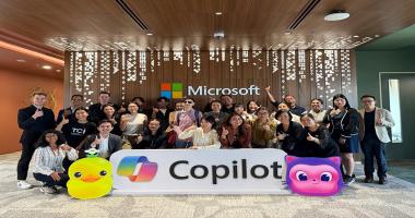 ภาพถ่ายรวมของผู้เข้าร่วมงานจากหลากหลายองค์กรที่เข้าร่วมงานที่ Microsoft