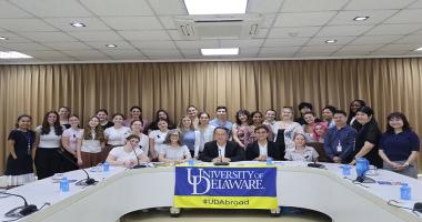 ภาพถ่ายหมู่คณะนักศึกษา คณาจารย์ ผู้อำนวยการบริหารและเจ้าหน้าที่ ศพอ. 