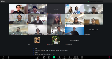 ภาพหมู่การอบรมสำหรับผู้เข้ารับการอบรมจากภูมิภาคเอเชียแปซิฟิก ประกอบด้วยผู้เข้ารับการอบรม วิทยากร DET และเจ้าหน้าที่ผู้จัดงาน ศพอ. และ JICA ในวันที่ 14 มกราคม 