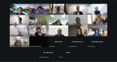 Participants, senior DET facilitators, and representatives of JICA and APCD posed for an on-screen group photograph before the online training began.